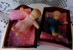 2 babies wood bed view